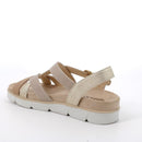 Donna delia vitello e nappa