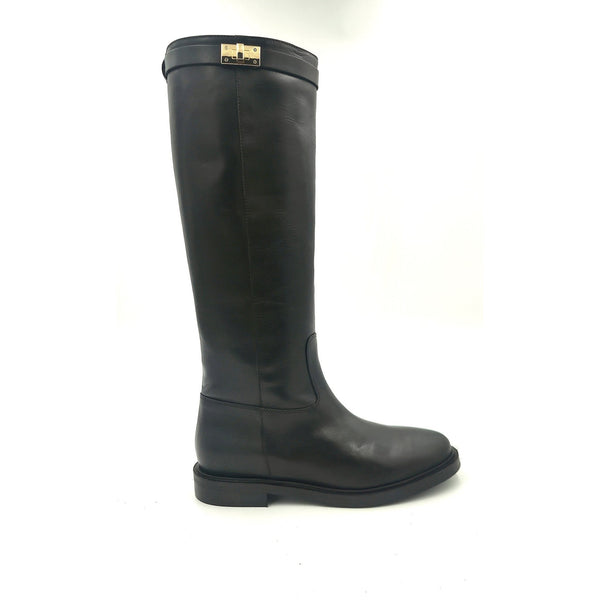 Stivale in pelle nera stile cavallerizzo tubolare con cinturino giro polpaccio chiuso da fibbia metallica color oro.