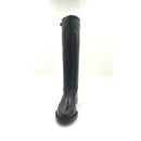 Stivale in pelle nera stile cavallerizzo tubolare con cinturino giro polpaccio chiuso da fibbia metallica color oro.