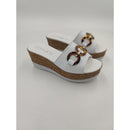 Ciabatta in pelle con zeppa e morsetto