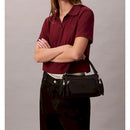 Calvin klein borsa da spalla morbida in satin e nylon