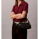 Calvin klein borsa da spalla morbida in satin e nylon