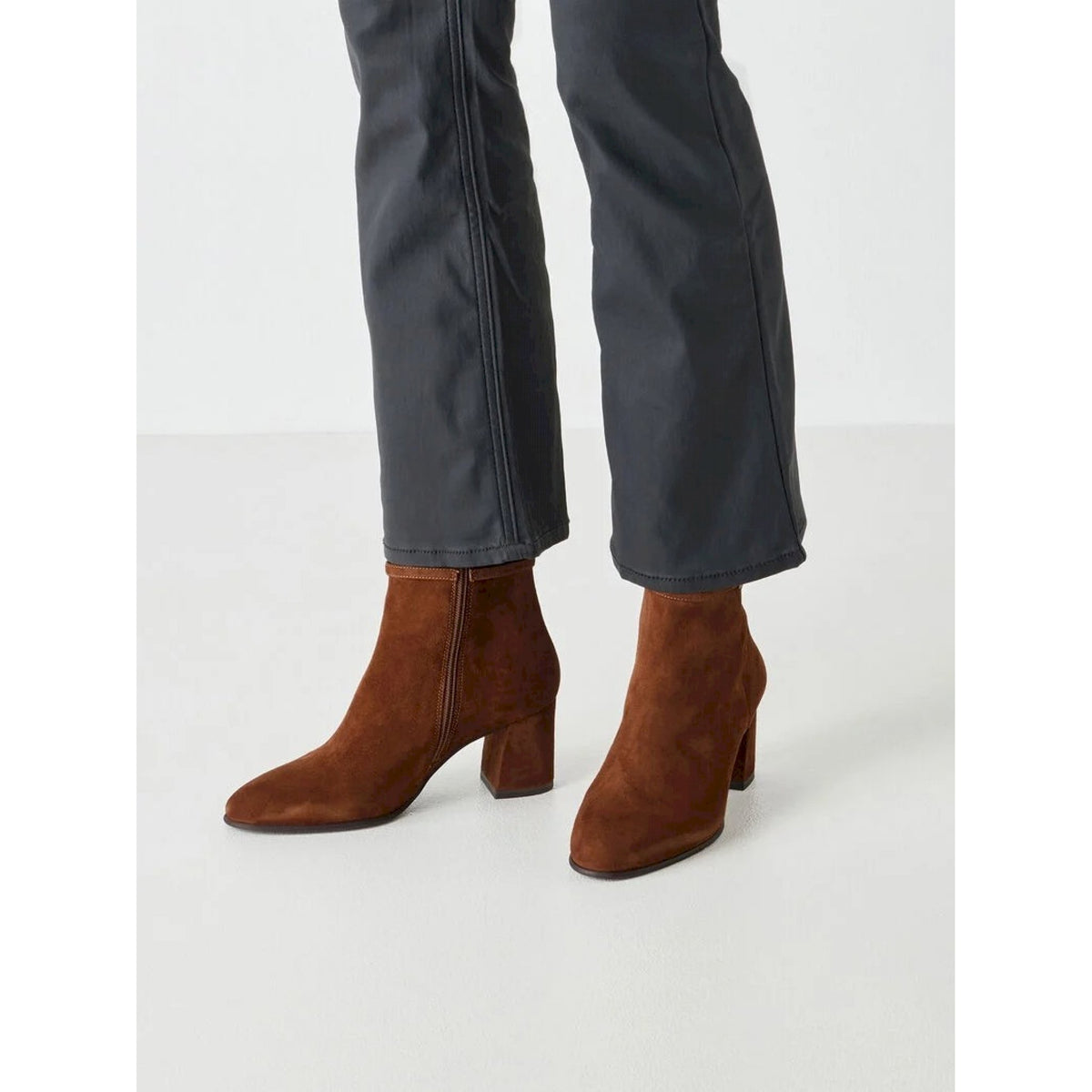 Stivaletto in pelle con cinturino