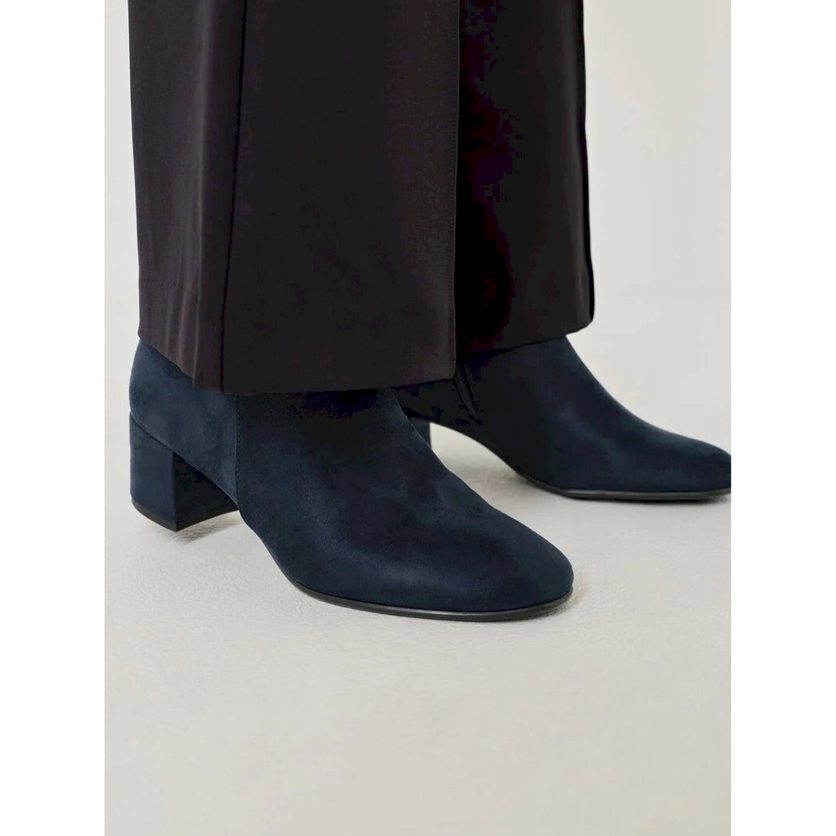 Stivaletto in camoscio con tacco