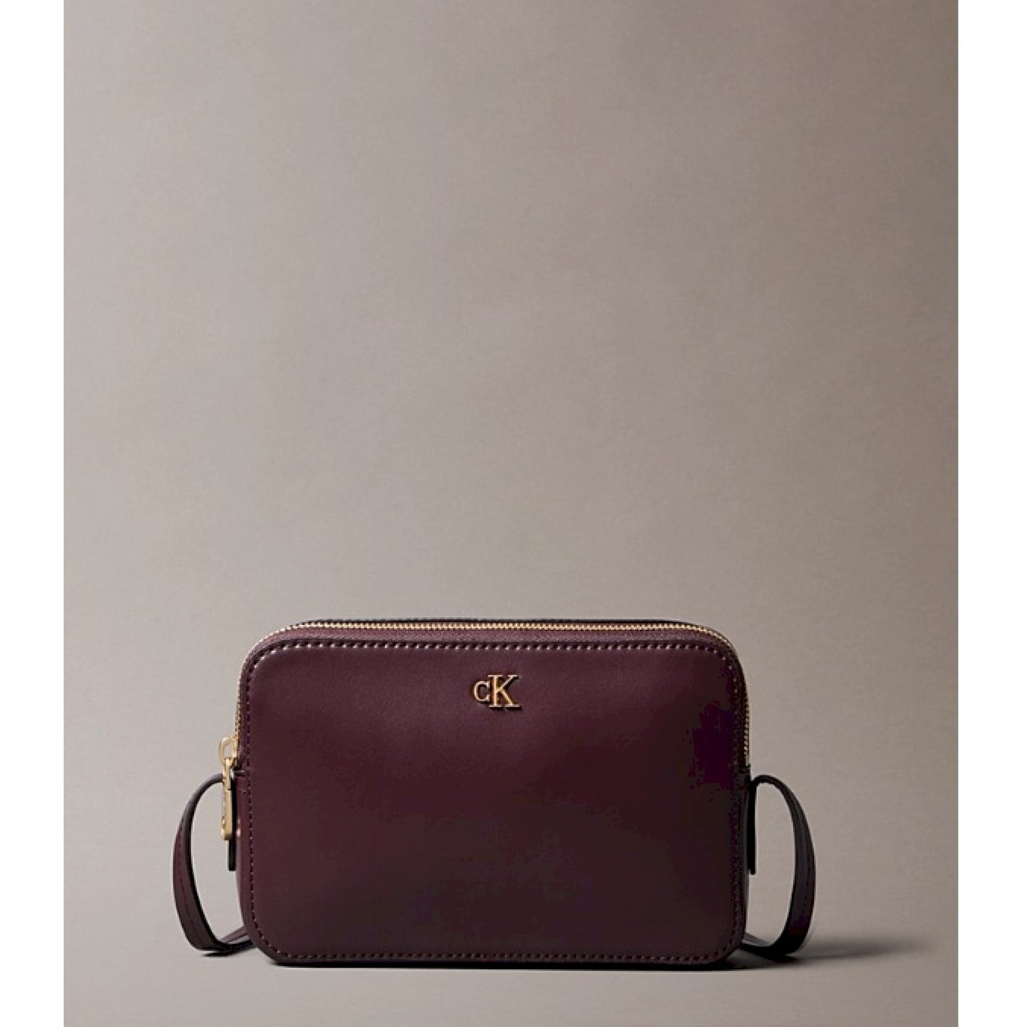 Calvin klein camera bag con elementi metallici con logo monogramma