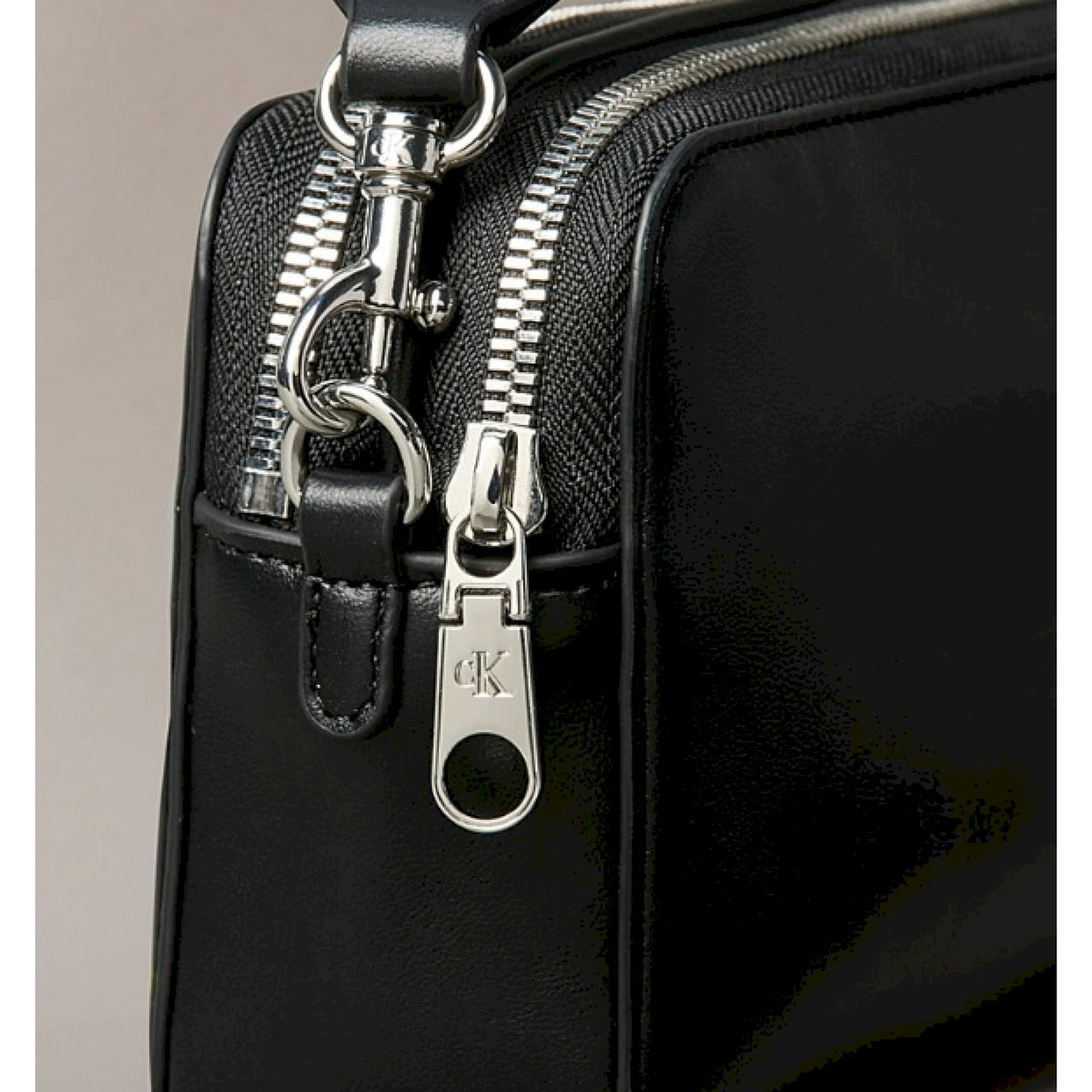 Calvin klein camera bag  a tracolla trasformabile con 2 cinghie