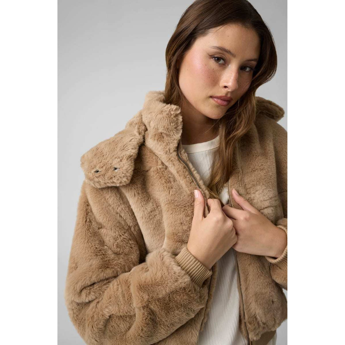 Guess - bomber con cappuccio guess in pelliccia sintetica