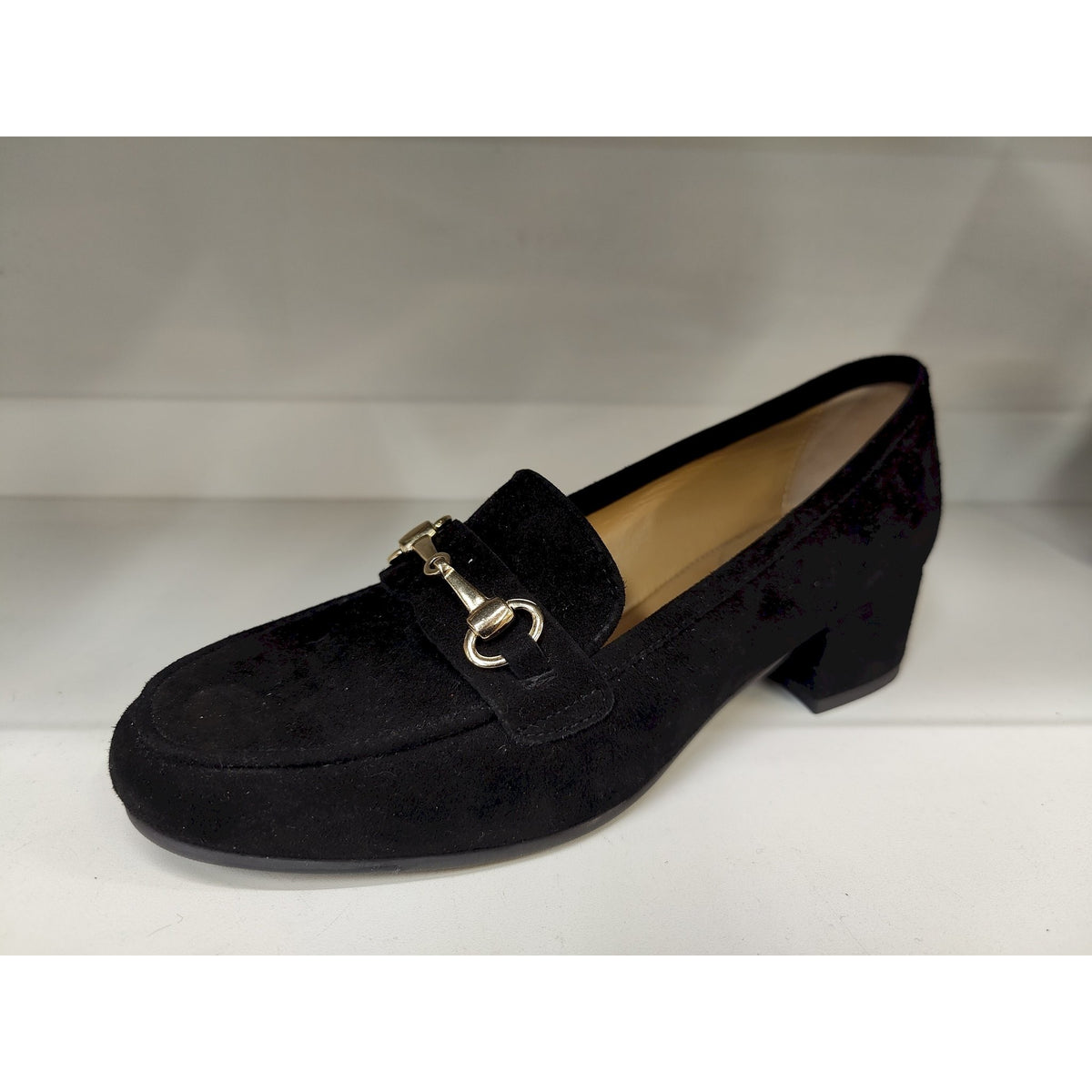 Mocassino con tacco in camoscio con morsetto