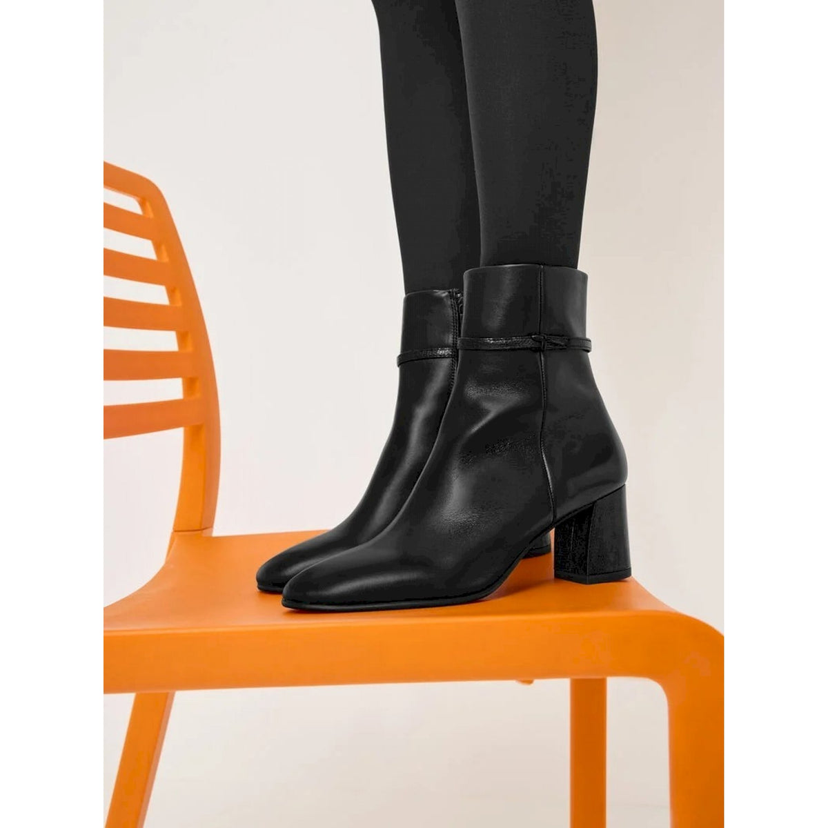 Stivaletto in pelle con cinturino