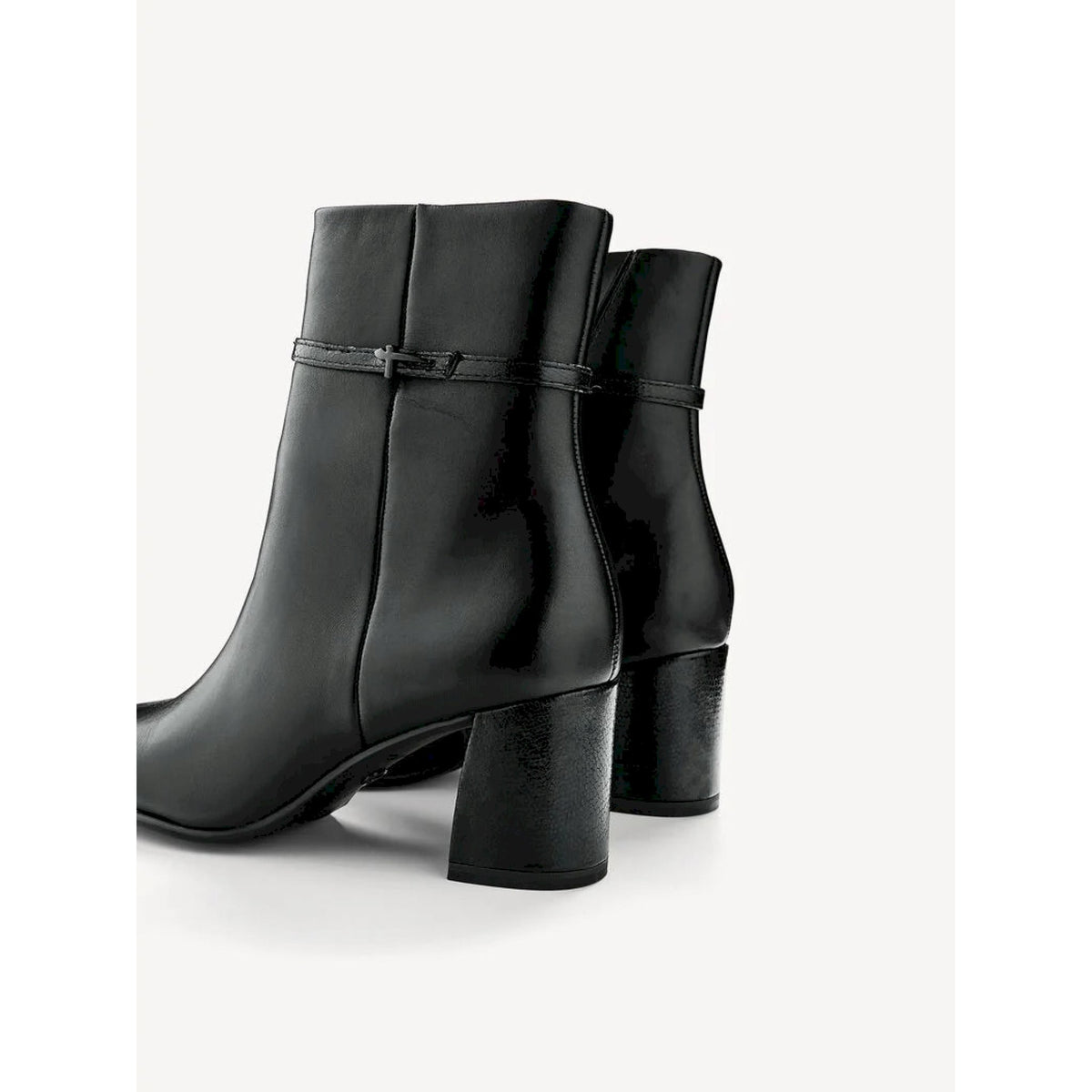 Stivaletto in pelle con cinturino