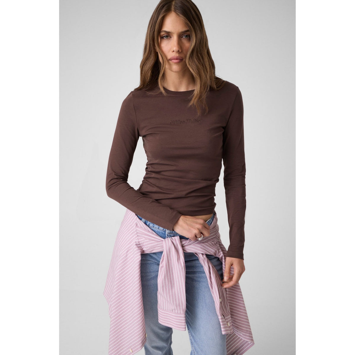 Guess - t shirt vestibilità slim a manica lunga guess ricamata