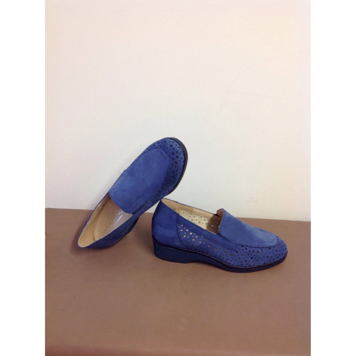 Mocassino con zeppa traforato in pelle