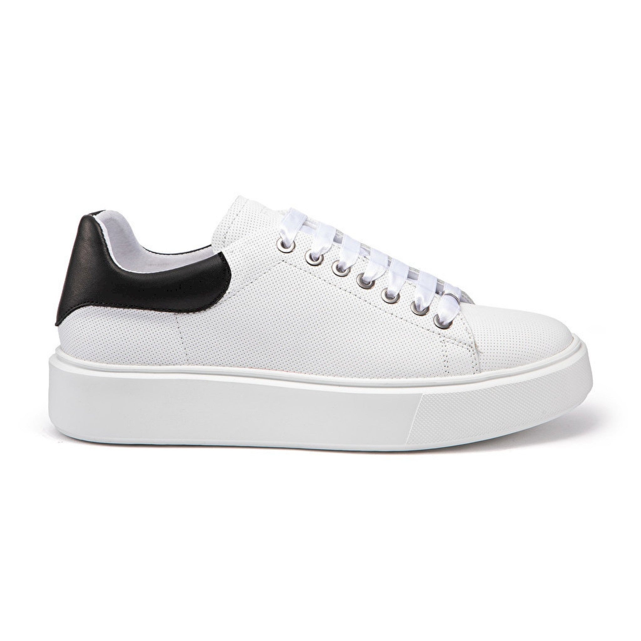 Sneaker in pelle traforata