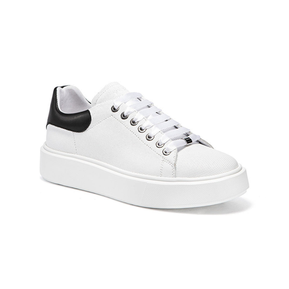 Sneaker in pelle traforata