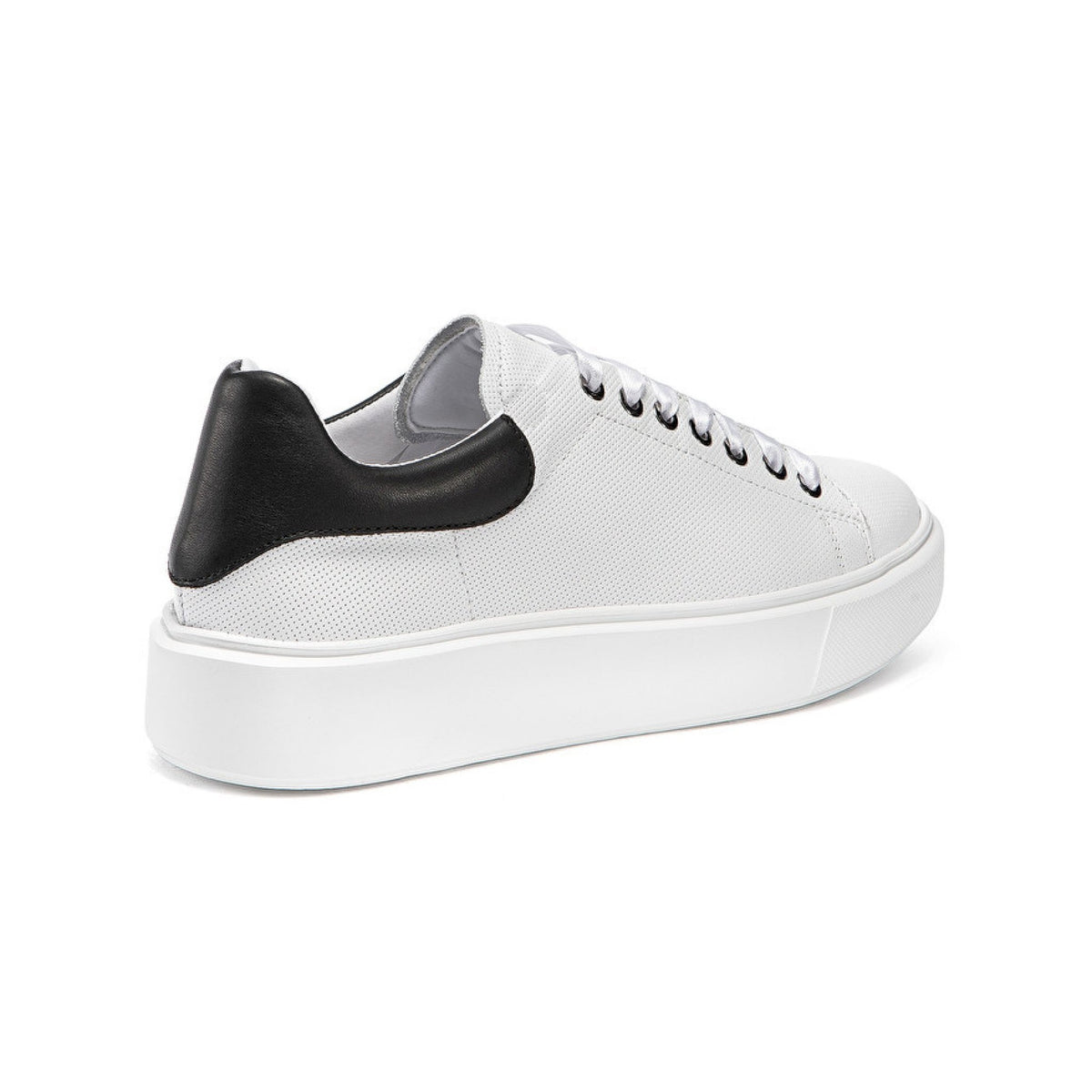 Sneaker in pelle traforata