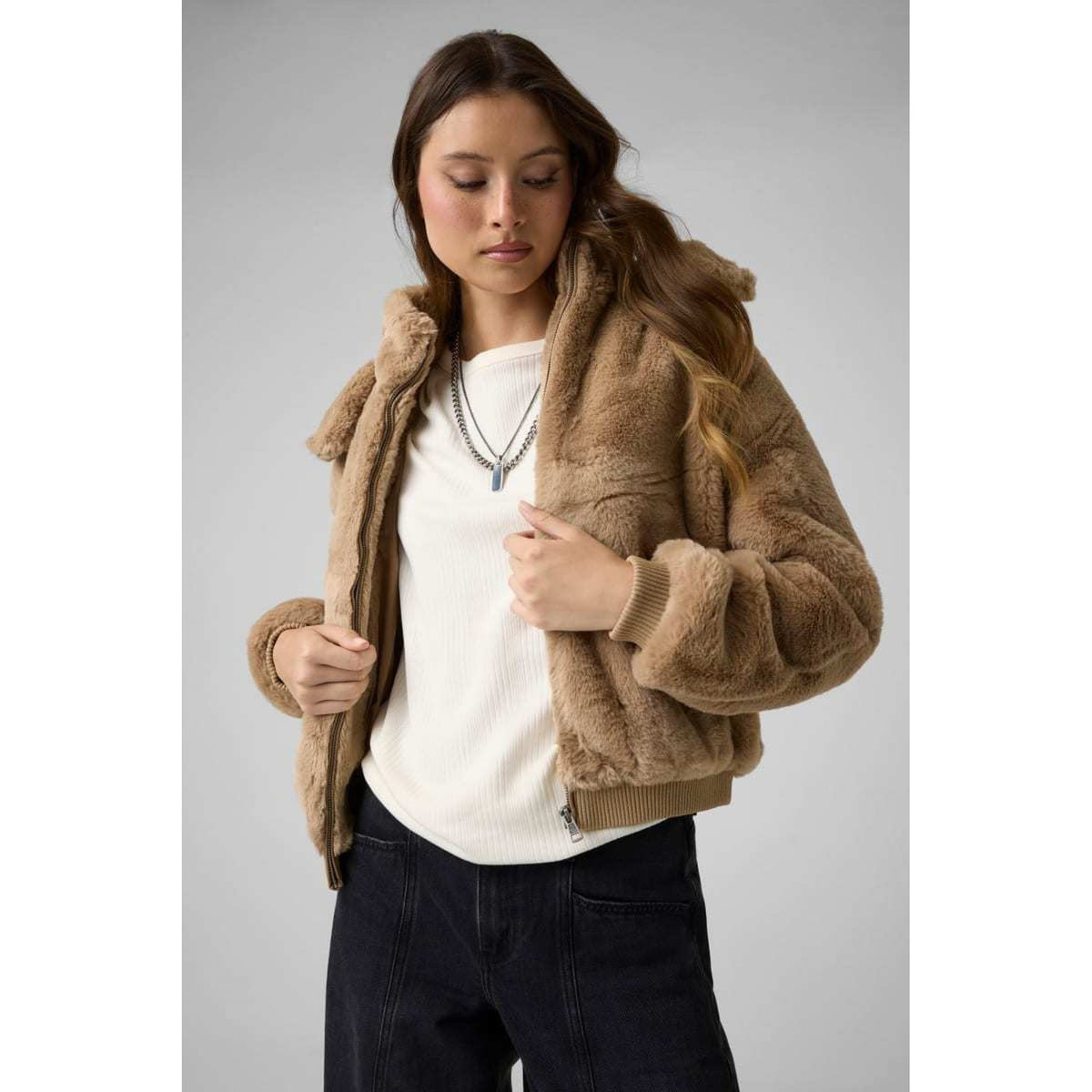 Guess - bomber con cappuccio guess in pelliccia sintetica