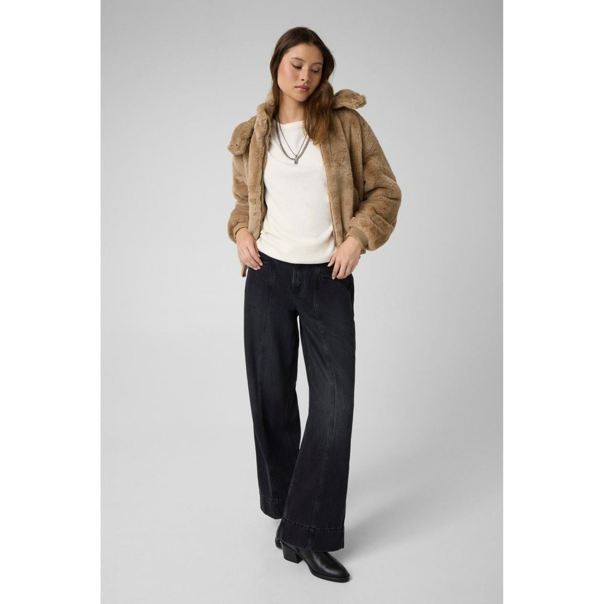 Guess - bomber con cappuccio guess in pelliccia sintetica