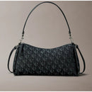 Calvin klein borsa da spalla in jacquard con logo