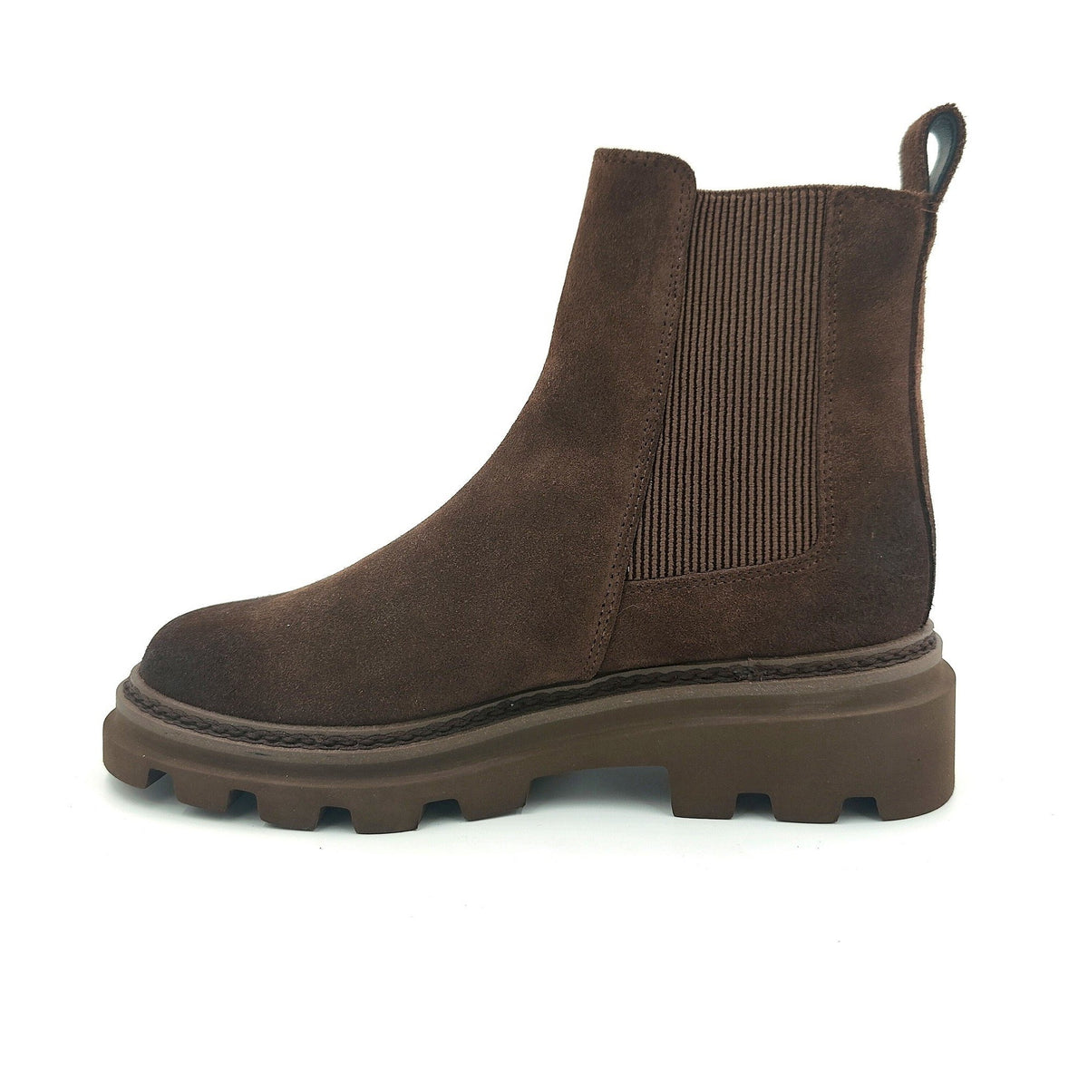Stivaletto modello beatles in suede marrone con staffetta pul up posteriore