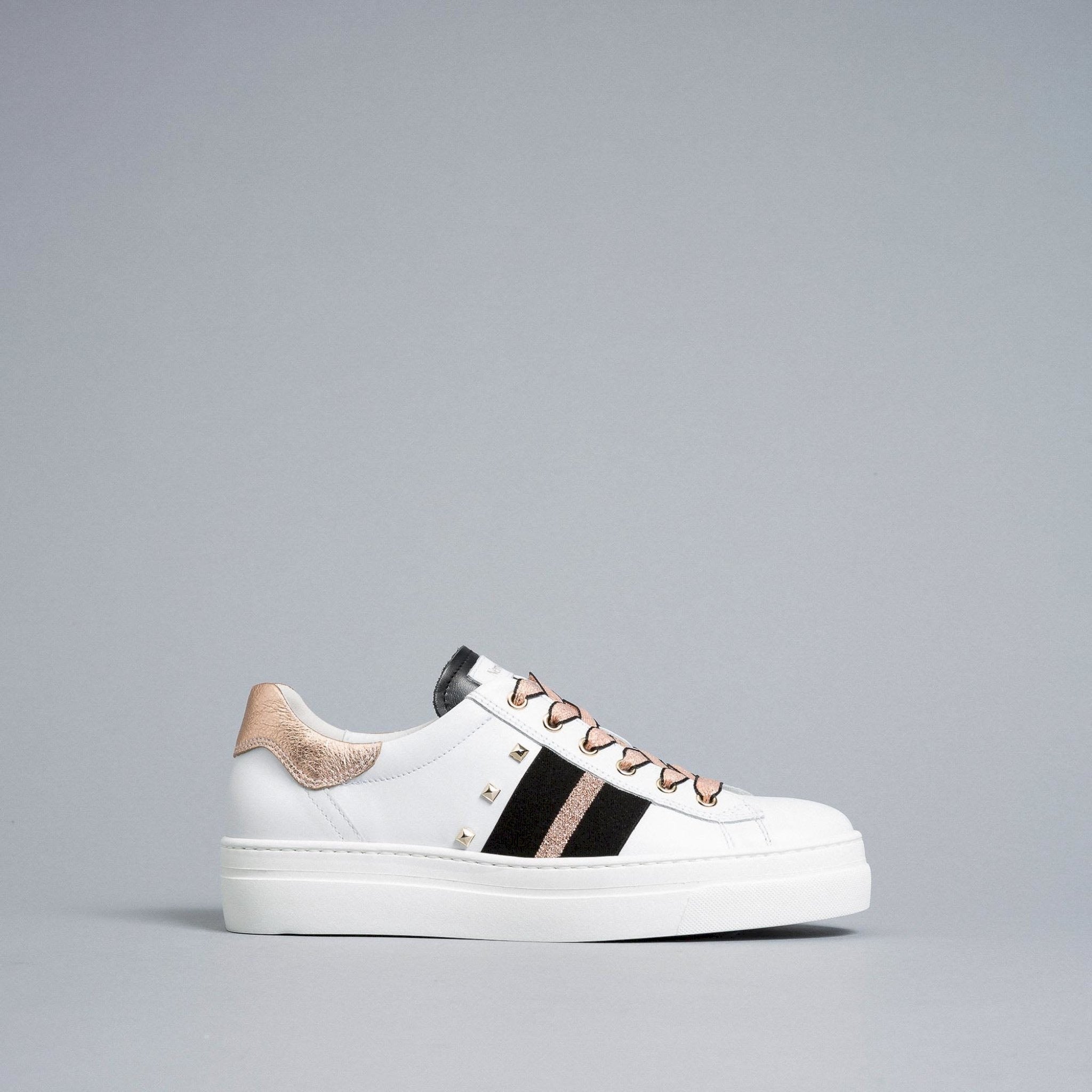 Sneaker c/borchie e platform