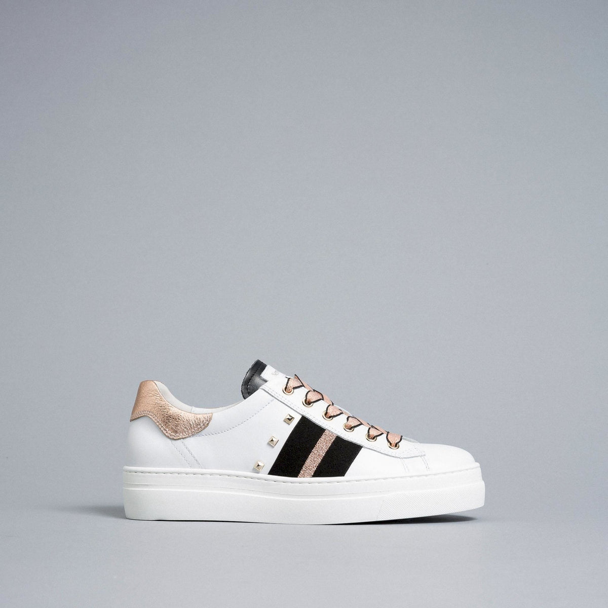 Sneaker c/borchie e platform