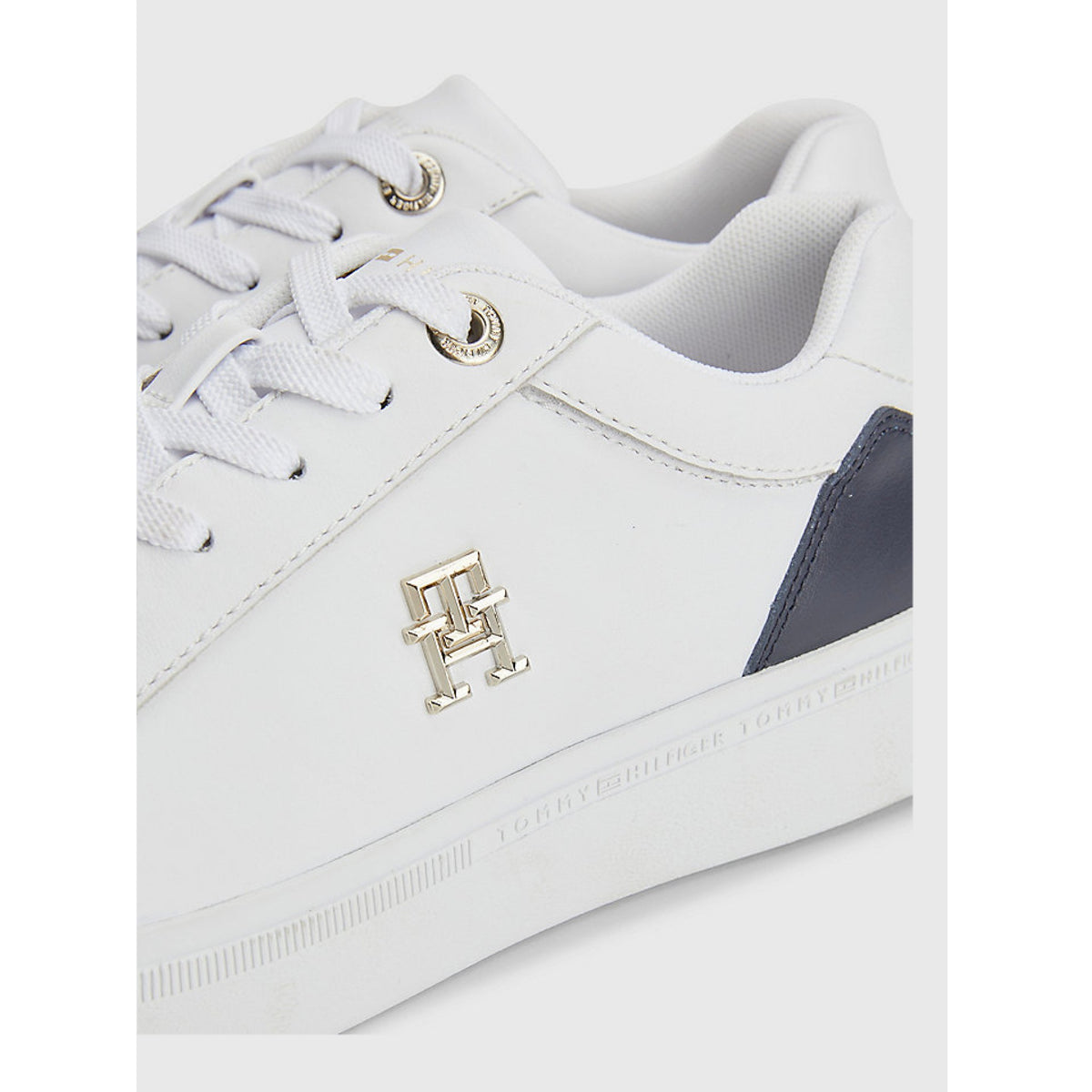 Th court sneaker