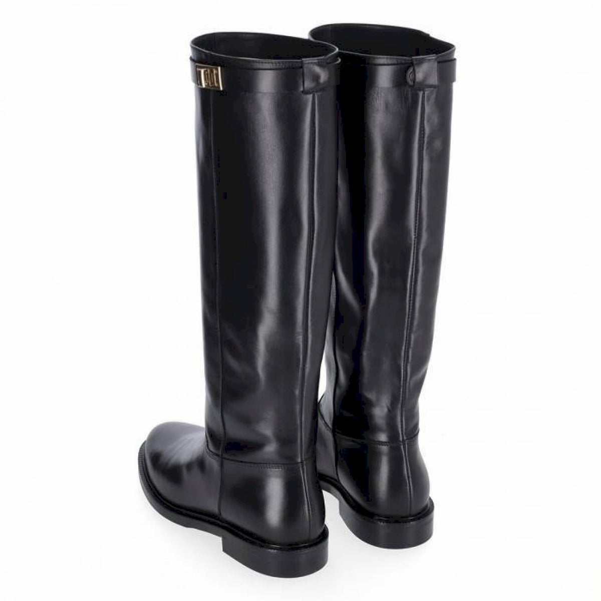 Stivale in pelle nera stile cavallerizzo tubolare con cinturino giro polpaccio chiuso da fibbia metallica color oro.