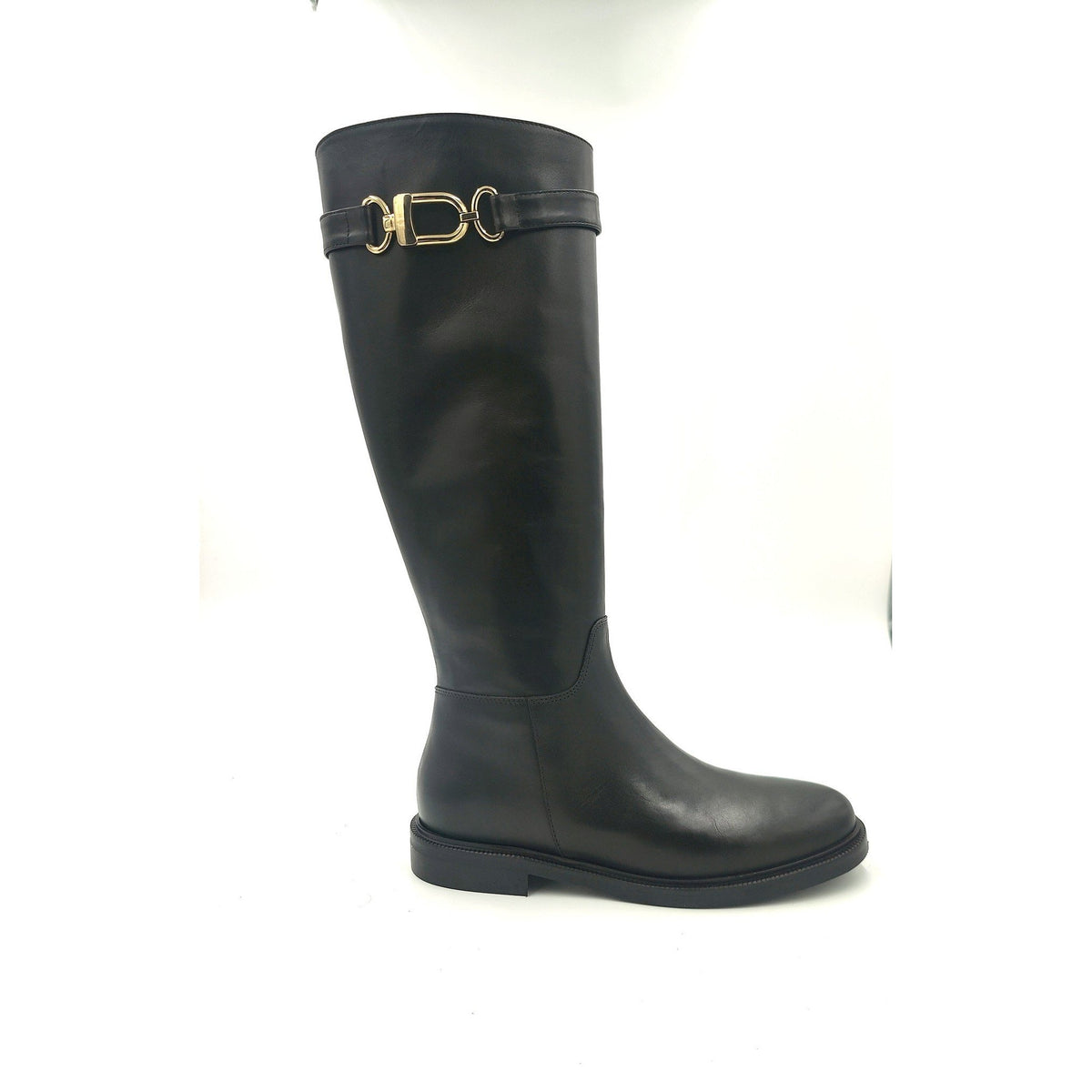 Stivale in pelle nera stile cavallerizzo con cinturino giro polpaccio chiuso da fibbia metallica color oro.