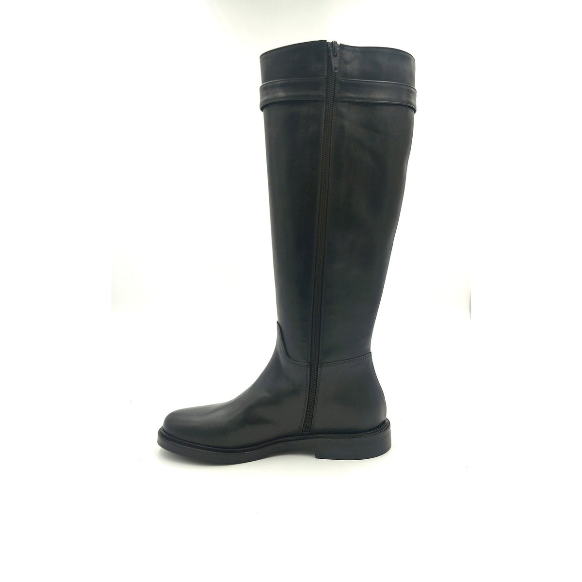 Stivale in pelle nera stile cavallerizzo con cinturino giro polpaccio chiuso da fibbia metallica color oro.