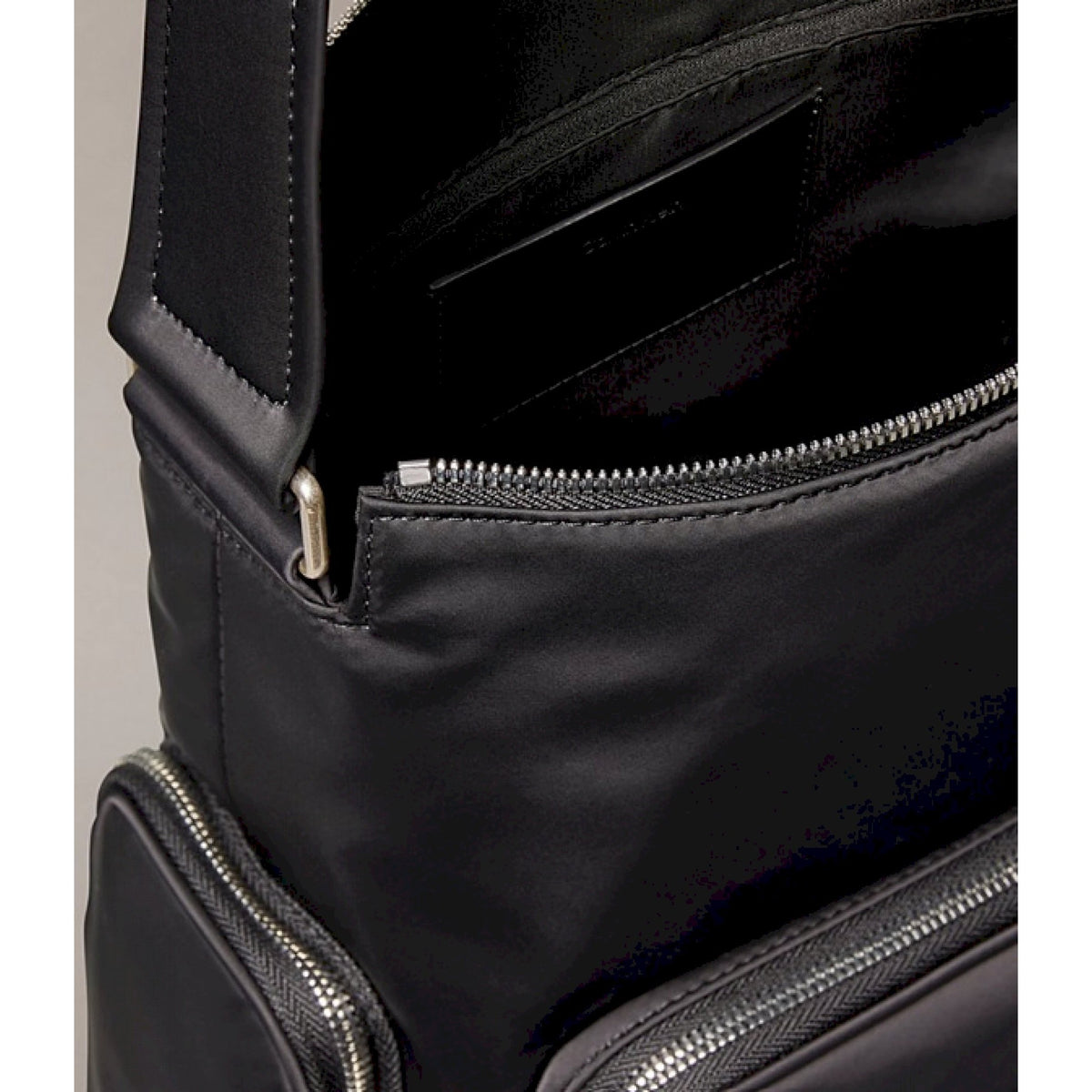Calvin klein borsa in morbido misto nylon e satin