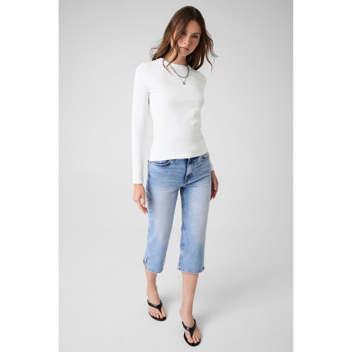Guess - t shirt vestibilità slim a manica lunga guess ricamata