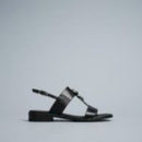 Sandalo flat con accessorio in metallo